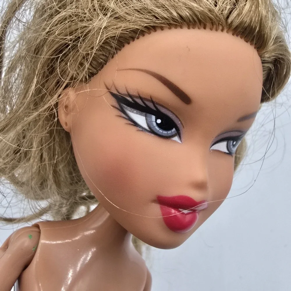 Bratz Feelin Pretty Yasmin Fashion Doll  Red Lips